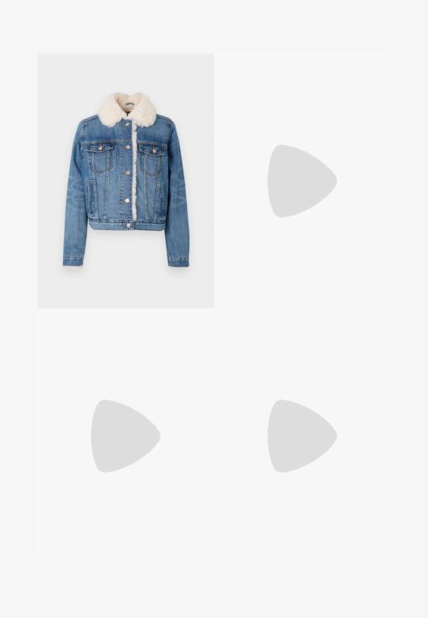 American Eagle CLASSIC - Jakna iz džinsa - blue; Bela brezrokavna majica iz rebraste tkanine, z zaobljenim izrezom in prilegajočim silhueto, z minimalnimi šivi in brez okraskov.; Temno modri traperje ravnega kroja z obliko petih žepov, oranžnim šivanjem in z gumbom za zapiranje v pasu.; Črne usnjene čevlje s zaobljenim prstom, debelim blokastim petama in elastičnimi stranskimi detajli, v kombinaciji s temno nogavicami in črno krilo z razporkom.; Mala kremna torbica z teksturiranim zaključkom, dolgim nastavljivim trakom, verižnim poudarkom in zapiranjem na poklop. Detajli iz zlatega kovinskega materiala.