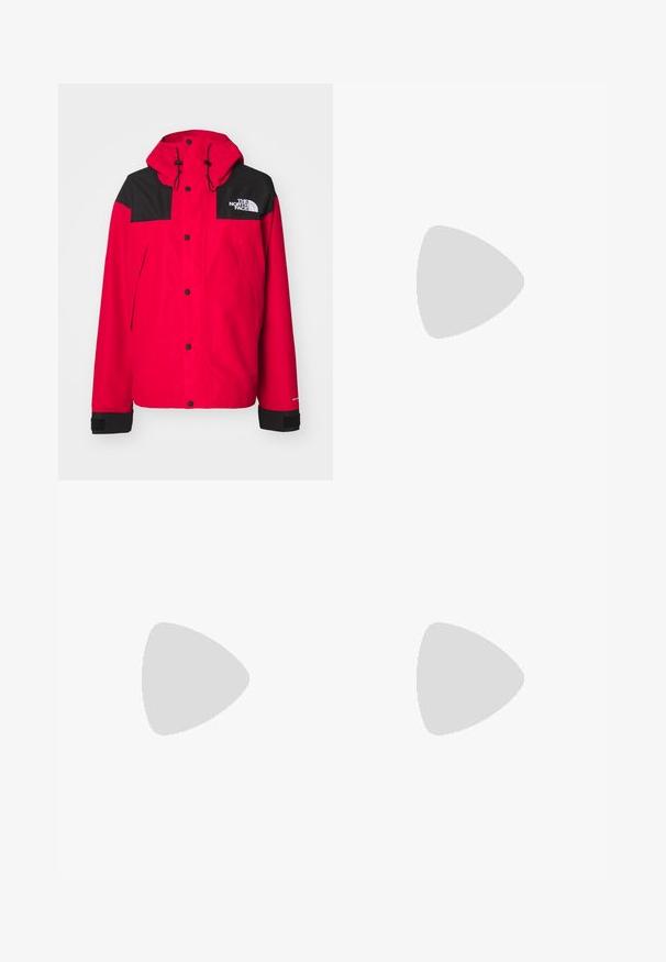 Rote wasserdichte Jacke mit schwarzer Schulterpartie, verstellbarem Kapuze, Druckknöpfen und strukturiertem Stoff. Logo auf der oberen linken Brustseite.; Drei schlichte weiße Baumwoll-T-Shirts mit kurzen Ärmeln. Jedes Shirt hat einen runden Ausschnitt und ein kleines schwarzes Logotipo auf der linken Seite.; Helle blaue Denim-Hose mit lässiger Passform, zwei unterschiedlichen Stoffpaneelen, einem Knopfverschluss vorne und weiter Beinöffnung.; Weiße Ledersneakers mit grauen Akzenten, ausgestattet mit einem perforierten Zehenbereich, flachen Schnürsenkeln und einer gemusterten Sohle. New Balance-Logo an der Seite.