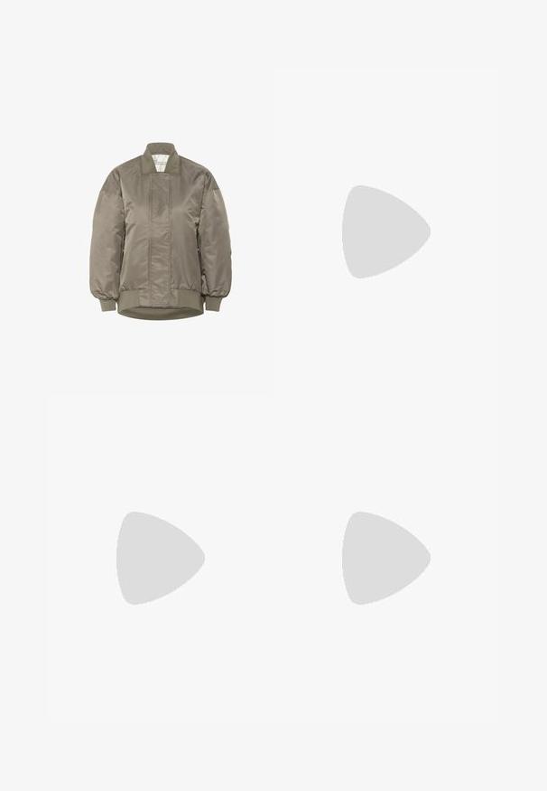 Olijfgroene bomberjack van glanzend nylon met een ribbelkraag en mouwen, met diamantgequilte patronen aan de voorkant.; Witte geribde tanktop met een zwart geborduurd logo in het midden van de borst. De halslijn en armsgaten zijn afgewerkt met een subtiele bies.; Witte gerimpelde rok met een smock taille. Heeft gelaagde, doorschijnende stofruffels die een textuur en vloeiende uitstraling creëren.; Bruine suède sneakers met witte accenten en veters. Rubberen gumzool. Draag met witte sokken met zwarte strepen. Groene gestructureerde vloer.; Witte kralenketting met een gouden sluiting, voorzien van kleine, onregelmatig gevormde kralen en een decoratief accent bij de sluiting.