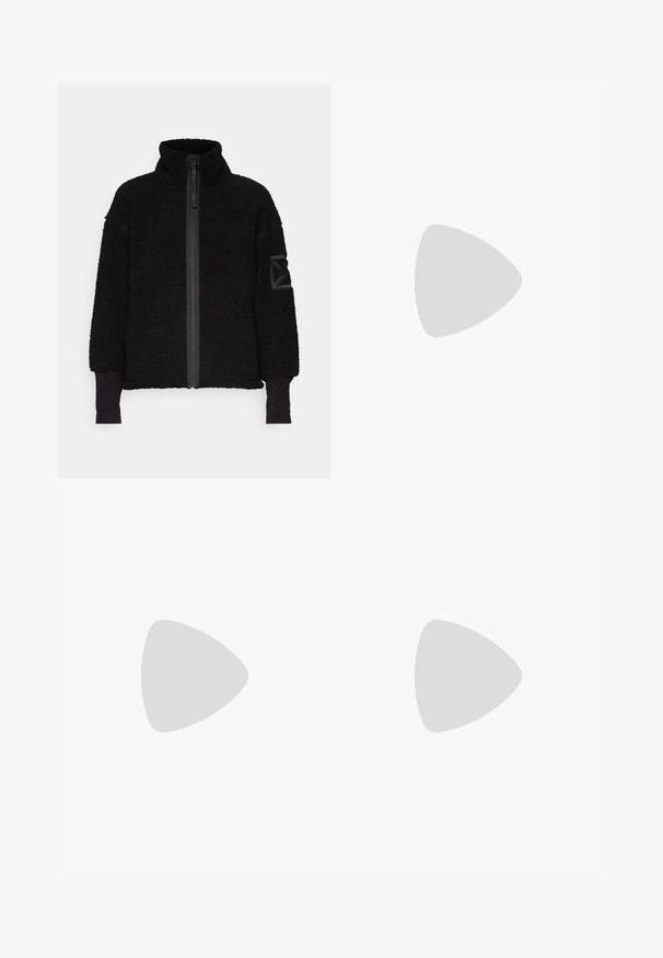 Μαύρο φλις μπουφάν με ψηλό γιακά, μπροστινό φερμουάρ και μακριά μανίκια. Διαθέτει υφασμάτινη υφή και μια ετικέτα στον αριστερό βραχίονα.; Μαύρο μακρυμάνικο μπλουζάκι από βαμβάκι με στρογγυλή λαιμόκοψη. Διαθέτει ένα μικρό λευκό λογότυπο στην αριστερή πλευρά του στήθους. Απλός σχεδιασμός και εφαρμογή.; Μαύρα νάιλον παντελόνια cargo με φερμουάρ που αφαιρούνται, ρυθμιζόμενους καρπούς, πολλαπλές τσέπες και λογότυπο στο δεξί πόδι. Απαλή, ελαφριά υφή.; Μπεζ και κρεμ αθλητικό παπούτσι με υφασμάτινη άνω επιφάνεια με υφή, υποστηρικτικά overlay και καουτσούκ σόλα με σχέδιο πέλματος για πρόσφυση.