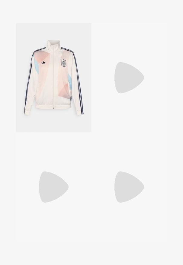 Bílá sportovní bunda s vysokým límcem, zdobená pastelovými geometrickými vzory v růžové a modré barvě, logem Adidas a námořnickými pruhy.; Bílá bavlněná tričko s námořnickými modrými raglánovými rukávy, se třemi bílými pruhy a malým černým logem Adidas na hrudi. Červené detaily.; Krémové tepláky s uvolněným střihem, se šněrováním v tmavě hnědé barvě na bocích a vyšitým logem na levém stehně.; Bílé tenisky s světle modrými pruhy, gumovou podrážkou a designem na šněrování. Mají zlaté označení a hladký koženkový vzhled.