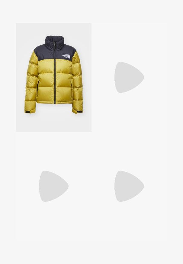 The North Face RETRO NUPTSE JACKET - Down jacket - amber green/black; White short-sleeve t-shirt made of smooth cotton fabric. It features a simple round neckline and a fitted cut. No patterns or accents.; Carhartt WIP BRANDON PANT - Relaxed fit jeans - bourbon; Black and white athletic shoes with a suede and leather upper, featuring three white stripes and a gum sole. Pair worn with white socks.