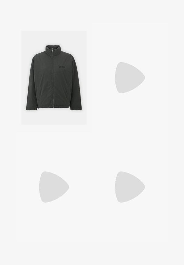 BDG Urban Outfitters Mezisezónní bunda  - black; Černé tričko s krátkým rukávem vyrobené z bavlny. Má kulatý výstřih, volný střih a čistý lem bez viditelných vzorů nebo doplňků.; Černé plisované kalhoty s elastickým pasem. Mají široké nohavice a hladkou, strukturovanou tkaninu s vertikálními pruhy.; Černé kotníkové boty vyrobené z hladké kůže, s bočním zipem, robustním strukturovaným podpatkem a kulatou špičkou.