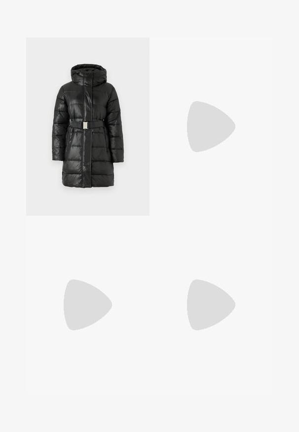 Calvin Klein Jeans PADDED FITTED JACKET - Cappotto invernale - black; T-shirt in cotone nero con maniche corte, colletto a girocollo e piccolo logo bianco "Calvin Klein" sul petto. Texture liscia, vestibilità classica.; Jeans neri a vita alta e a zampa d'elefante in denim, con chiusura a bottoni, passanti per cintura e tasche laterali. Texture liscia con minimal fading.; Sneaker nera con pannelli in pelle liscia e suede, lacci piatti, punta arrotondata e suola in gomma bianca. Logo distintivo sul tallone.