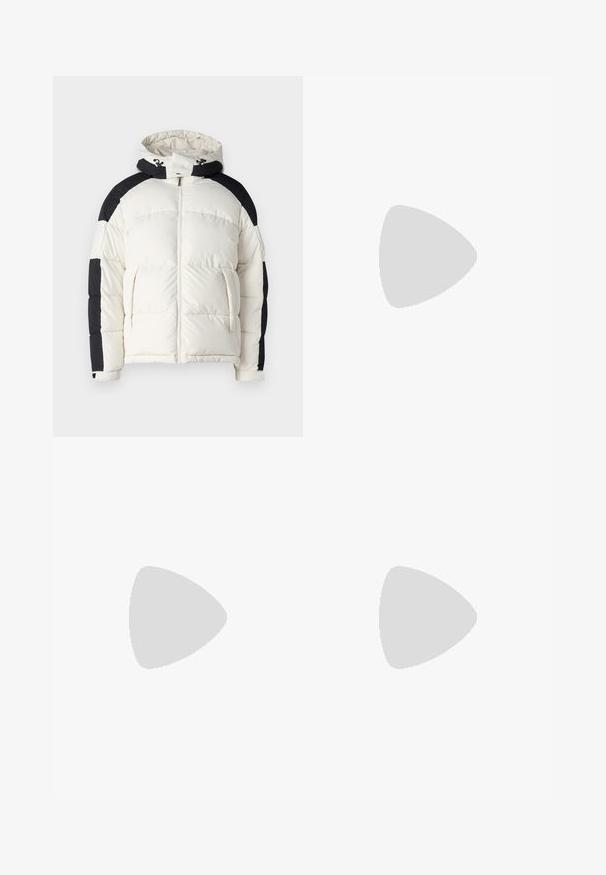 Jack & Jones JCOAERO PUFFER - Žieminė striukė - cloud dancer; Juodas medvilninis marškinėliai su trumpomis rankovėmis, apvaliu kaklu, pasmerktas mažas baltas Levi's logotipas ant krūtinės, lygus teksturas, klasikinis modelis.; Juodos, elastingos juosmens kelnės su tiesiomis kojomis, turinčios lygų paviršių ir be matomų raštų ar detalių.; Pier One UNISEX - Sportbačiai - black