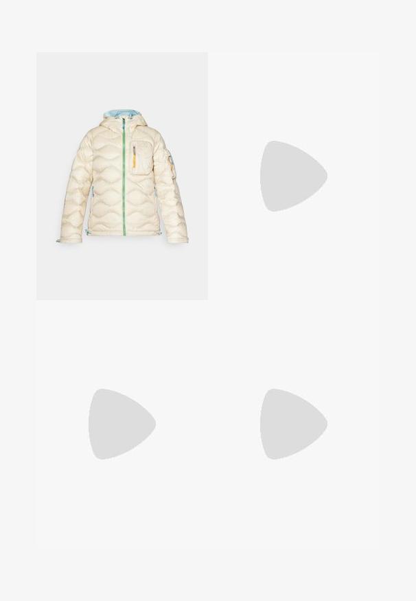 Lichtbeige pufferjack met capuchon, voorzien van een groene rits, oranje zak en blauwe accenten. Gequilte uitstraling met elastische manchetten.; Technisch shirt met lange mouwen in donker marineblauw, voorzien van een getextureerd lichaam, een contrasterende stoffen zak en het Peak Performance-logo op de borst.; Zwarte cargobroek met een elastische tailleband, meerdere ritssluitingen en geprofileerde naden voor extra textuur en ontwerp.; Zwarte wandelschoen met een mid-top ontwerp, voorzien van een gestructureerde bovenkant, grijze accenten en een duurzame rubberen zool met gripnoppen.