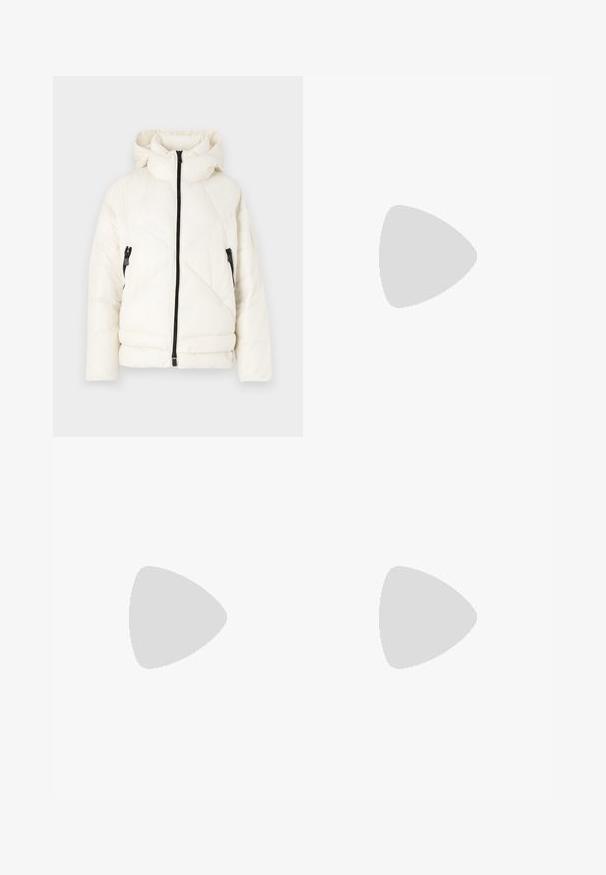 Giacca invernale bianca imbottita con cappuccio, zip nera frontale e due tasche laterali con zip, esposta su uno sfondo neutro.; T-shirt bianca in cotone con maniche corte, scollatura rotonda e vestibilità rilassata. Struttura liscia, senza motivi né accenti, design minimalista.; Jeans neri a gamba larga in denim, con vita alta, styling a cinque tasche e chiusura con bottone metallico e cuciture a contrasto.; Mocassini in pelle nera con punta arrotondata, suola spessa e testurizzata, e minime cuciture. Design elegante senza lacci o parti metalliche visibili.