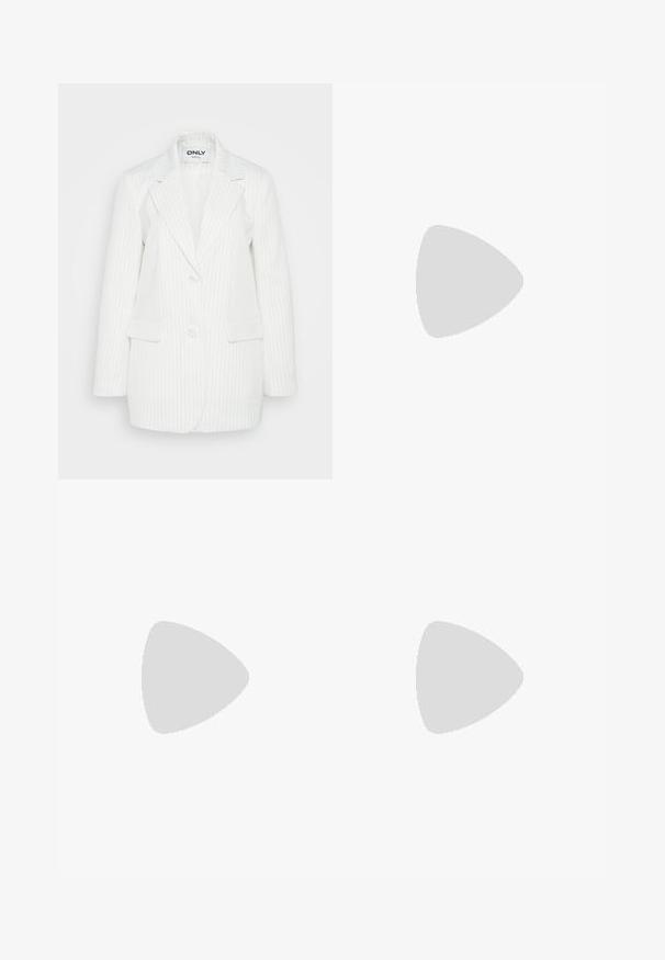 Blazer bianco a righe sottili con due bottoni, rever a lancia e tasche frontali. Il tessuto ha una texture liscia e presenta un motivo a righe verticali.; Top nero cropped con maniche corte a sbuffo, scollatura rotonda e trama di tessuto liscia, caratterizzato da un design semplice senza fantasie o decorazioni.; Pantaloni da tuta neri a gamba larga con vita elasticizzata, caratterizzati da strisce laterali bianche e un piccolo logo sull'anca sinistra. Tessuto liscio.; Sneakers neri con tomaia in suede e materiale sintetico, caratterizzati da tre strisce bianche, suola in gomma testurizzata e etichetta blu sul linguetta.; Occhiali da sole neri a forma ovale con lenti scure e montatura in plastica lucida. Presentano un logo dorato sulla stanghetta, offrendo un design elegante e moderno.; Borsa tote nera in tela, con testo bianco "SAM SøE" stampato su entrambi i lati. Forma rettangolare con manici robusti e finitura opaca.