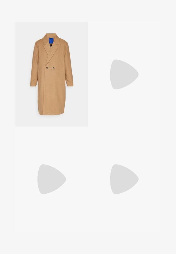 Jack & Jones JORHARRY COAT - Palton clasic - camel; Tricou alb din bumbac, cu mânecă lungă, gât rotund și manșete ribotate. Design simplu, fără ornamentație, cu o textură netedă și o croială standard.; Pantaloni negri din bumbac cu un croi slim, având închidere cu nasture, buzunare și manșete răsturnate pentru un aspect casual.; Sneakers albe cu textură netedă, având accente din piele maro și detalii negre, asociate cu pantaloni negri pe măsură. Fundal din podea din lemn.