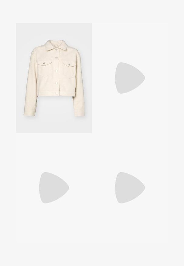 Korthåret jakke i cremet hvidt stof med en tekstureret finish, der har en knaplukning fortil, to brystlommer og sølvfarvede hardware-detaljer.; Hvid fitted top lavet af ribbet stof med cap sleeves og samlede detaljer i siderne for tekstur og form.; Hvide bukser med bred ejer lavet af blødt stof. Har en elastisk talje med snor og en glat tekstur. Ingen synlige mønstre eller hardware.; Hvide højhælede sandaler med en kraftig hæl, der har et stropdesign og ankelbinding. Glat tekstur med en platform foran for ekstra højde.
