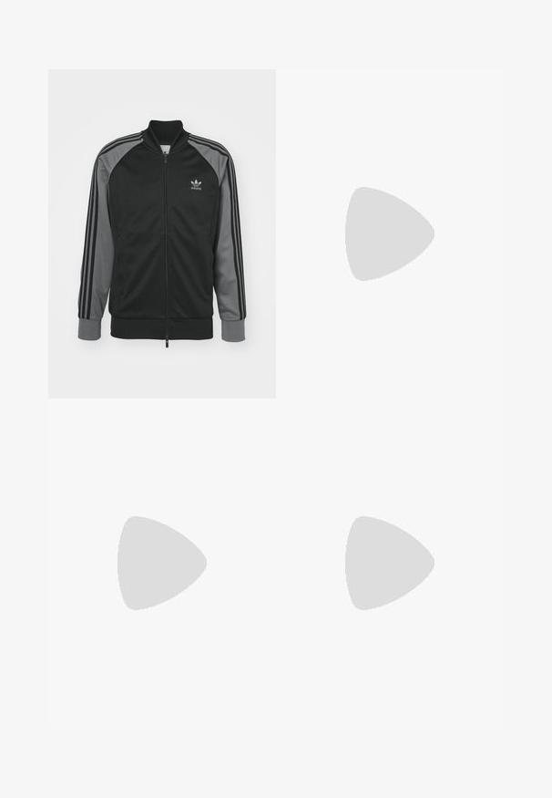 adidas Originals SST TT - Treniņjaka - black/grey four; Trīs baltas ribotas krūšturi, kas izgatavoti no kokvilnas. Iezīmēti ar apaļu kakla izgriezumu un maziem melniem etiķetēm tuvu apakšmalai. Pieejami vairākos izmēros.; Melni sporta bikses ar elastīgu jostu, izgatavotas no gludas auduma, ar smalku sānu šuvēm un brīvu piegriezumu, taisnas kājas dizains.; Melnas sporta apavas ar zamšādas un sintētisku augšdaļu, ar trim baltām svītrām, teksturētu gumijas zoli un zilu logo birku uz mēles.