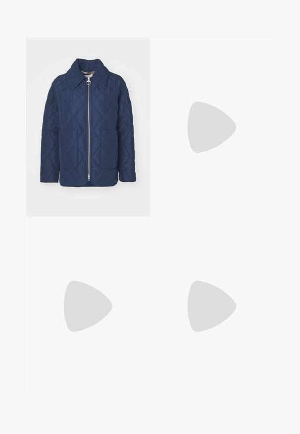Navy blue quilted jacket with large collar, front zipper, and two patch pockets. Smooth texture with diamond pattern.; White short-sleeve top made of soft fabric, featuring a round neckline and gathered detailing at the waist for a fitted look.; Wide-leg pants in soft white fabric, featuring an elastic waistband with a drawstring, smooth texture, and no additional embellishments.; Black leather heeled sandal with adjustable ankle strap, open toe design, and a square block heel. Smooth texture, minimalistic style.