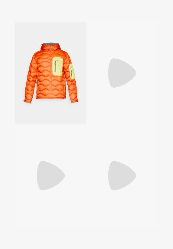 Napućena narančasta jakna s sivim kapuljačom, koja ima džep na prsima u limeta zelenoj boji i džep na ruci. Zatvarači na munje i teksturirana izolacija.; Crna majica dugih rukava od pamuka, s bijelim logotipom na lijevoj strani prsnog koša i rebrastim manžetama. Glatka tekstura s okruglim dekolteom.; The North Face HORIZON PANT - Hlače za otvoreno - black; Crne trail trkačke tenisice s izdržljivim mrežastim gornjištem, ojačanim vrhom, teksturiranim gumenenim potplatom i elastičnim sistemom vezivanja za sigurnu prilagodbu.