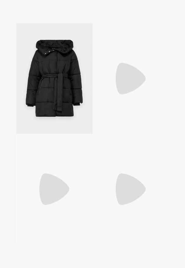 Melnīgs pūkains jaka ar noņemamu kapuci, jostasvietu un lielām pildījuma daļām. Aprīkota ar spiedpogām un elastīgiem pielietojumiem.; Melnas kokvilnas t-krekls, īsām piedurknēm, apaļš kakls, brīvs piegriezums, gluda tekstūra, vienkāršs dizains, bez rakstiem vai akcentiem.; Melnas piegriezuma šortus, izgatavotus no gludas auduma, ar augstu jostasvītru, krokām, jostas cilpām un sānu kabatām, ar skaidru un vienkāršu dizainu.; Bežīgas plakanas čības ar vairākiem plāniem siksniņām un regulējamu sprādzi. Zole ir plakana ar nelielu tumšu kontrastu malā.