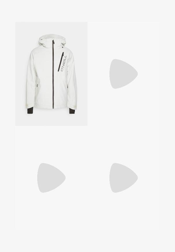 Witte waterdichte jas met een capuchon, voorzien van zwarte ritsen en accenten, een logo op de voorkant en contrasterende zwarte manchetten.; Witte t-shirt met korte mouwen, gemaakt van katoen, met een ronde halslijn en een relaxte pasvorm. Gladde textuur, zonder zichtbare patronen of accenten.; Lichtgrijze denimbroek met een recht model, vijfzakkenstijl en een knoopsluiting. Zichtbare stiksels langs de naden.; Grijze suede sneakers met witte strepen, ronde neus en rubberen zool. Heeft perforaties aan de zijkant en een getextureerde hiel tab.