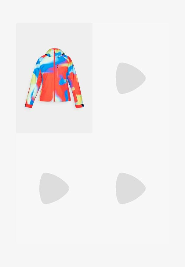 Bunte wasserdichte Jacke mit Kapuze, die eine Mischung aus roten, blauen und gelben abstrakten Mustern aufweist und einen Reißverschluss vorne hat.; Hellblaues T-Shirt mit kurzen Ärmeln aus weichem Stoff, mit rundem Ausschnitt und einem kleinen weißen Logo auf der linken Brust.; Schwarze Outdoor-Hosen mit geradem Schnitt, Knopfverschluss, seitlichen Reißverschlusstaschen und einem Logo-Patch auf dem linken Oberschenkel.; Schwarzer und lila Trailrunning-Schuh mit strukturiertem Obermaterial, gepolsterter Sohle und auffälligem Logo. Verfügt über ein Schnürdesign und langlebiges Profil.
