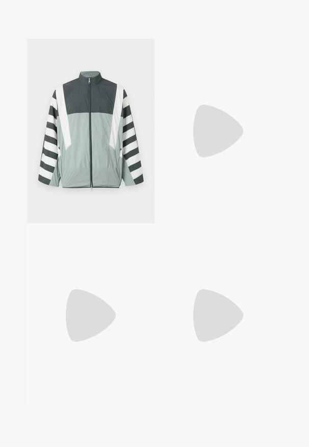 A jaqueta leve com fecho zip possui um design em blocos de cor cinza e branco, com listras ousadas nas mangas. Feita de um tecido liso e durável.; Camisola branca de manga longa com decote em V, feita de material suave, com um corte descontraído e fendas laterais para facilitar o movimento.; Calças de treino pretas em mistura de algodão, com cintura elástica, pernas afuniladas, punhos canelados e impressão do logótipo branco na lateral.; Sapatilha de couro preta com bico redondo, frente com atacadores, superfície lisa, sola de borracha grossa e interior em tom contrastante de castanho.