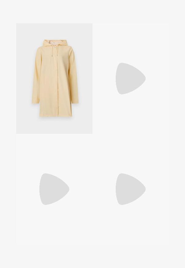 Impermeable amarillo con capucha, cierre frontal y botones; cuenta con dos bolsillos laterales y un corte holgado. Textura suave.; Camiseta negra de gran tamaño con un gráfico de un oso y el texto "NO LINDO SINO SALVAJE" en letras blancas y en negrita. Material de algodón.; Vaqueros de mezclilla de tiro alto en azul claro. Tienen piernas anchas, dos áreas desgastadas en las rodillas y un estilo clásico de cinco bolsillos.; Zapatilla de lona alta blanca con suela de goma negra, puntera de goma frontal y seis ojetes para los cordones, que presenta un diseño limpio y minimalista.