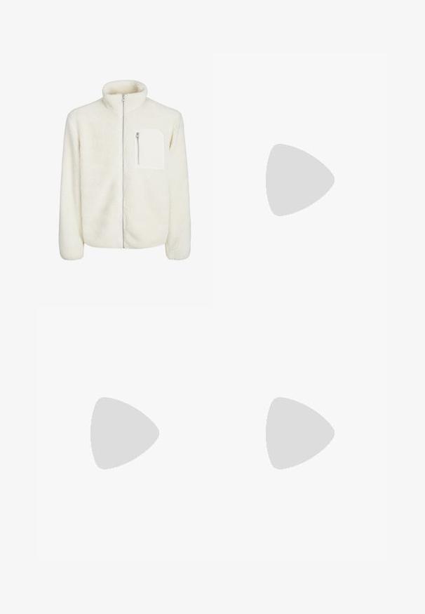 Casaco de fleece branco com colarinho alto, fecho à frente com zíper e um pequeno bolso com zíper no peito. Textura suave com uma aparência peluda.; T-shirt cinza claro com mangas curtas e decote redondo, exibido num fundo branco liso.; Jeans de ganga azul claro com corte reto, costura visível e dois grandes bolsos frontais. O tecido tem uma textura desbotada.; Sapatilha de cor creme com detalhes perfurados, atacadores e logotipo na lateral, apresentada contra um fundo branco liso.