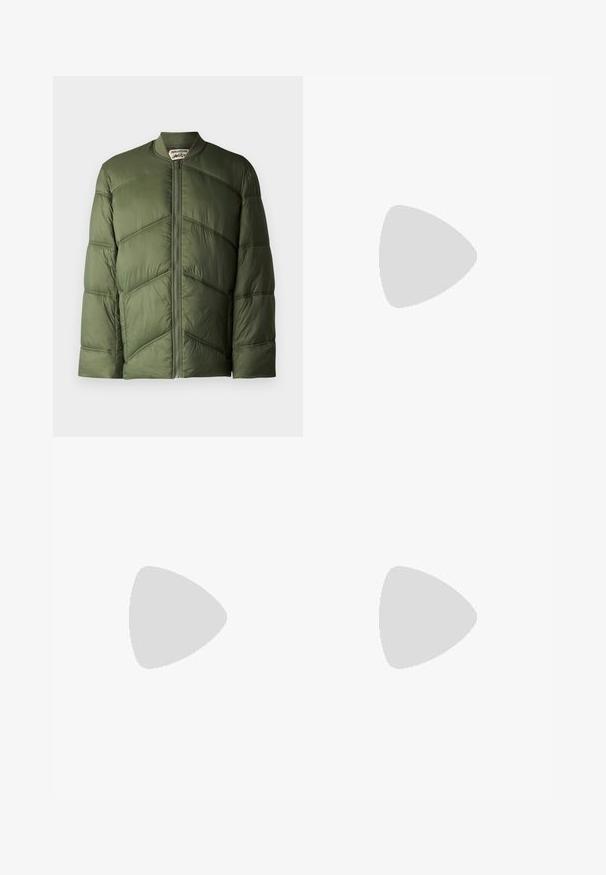 Olivovo zelená puffer bunda s bomber štýlom, s horizontálne prešitou časťou a predným zipsom.; Čierne bavlnené tričko s okrúhlym výstrihom, krátkymi rukávmi a bielou potlačou loga na ľavej hrudi. Jednoduchý, jednoliaty dizajn.; Čierne nohavice vyrobené zo hladkej látky, s skladom vpredu, zapínaním na gombík a roľovanými manžetami na členkoch.; Čierne tkané slip-on topánky s hladkým koženým akcentom na vrchnej časti, s okrúlym dizajnom špičky a nízkoprofilovou gumovou podrážkou.