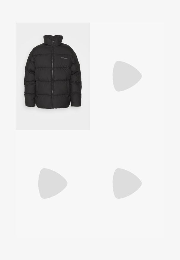 Carhartt WIP SPRINGFIELD JACKET - Žieminė striukė - black/blacksmith; Juodas ilgomis rankovėmis golfas, pagamintas iš lygaus audinio, su prigludusiu dizainu ir aukštu, prigludusiu apykakle. Nėra matomų raštų ar akcentų.; Šviesiai mėlynos džinsinės kelnės, laisvo modeliavimo, aukštu liemeniu, su penkiomis kišenėmis ir kontrastinga siūle. Turi tiesaus kirpimo dizainą ir švarius apvadas.; Juoda odinė lakuota avalynė su apvaliu pirštu, tekstūruota gumine padu ir geltona siūlelių apdaila aplink bazę. Lygus dizainas ir glotnus paviršius.