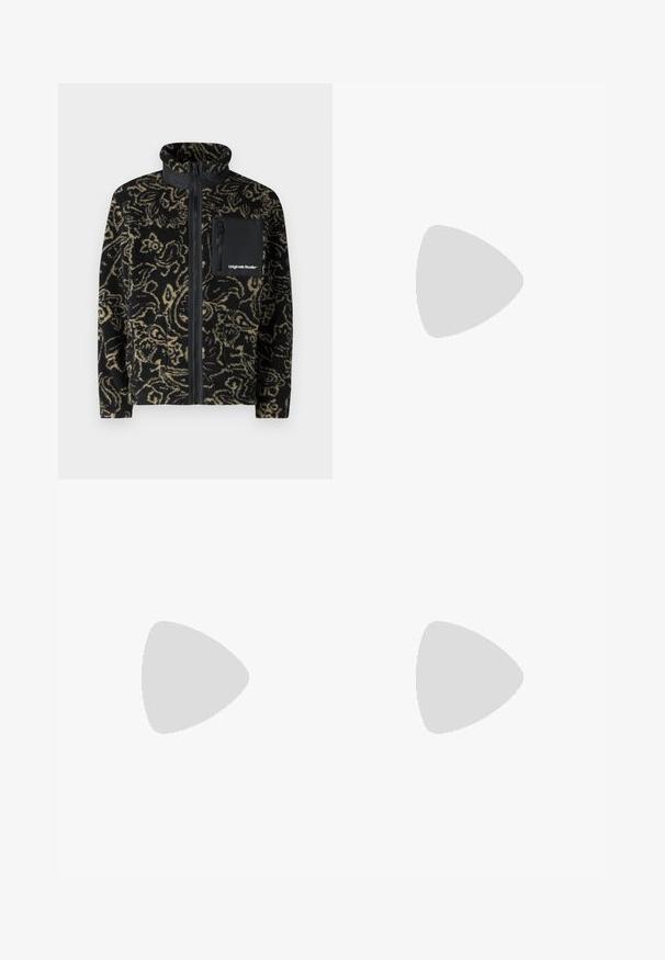 Jack & Jones JORVESTERBRO - Fleecová bunda - black; Bílý bavlněný tričko s kulatým výstřihem, krátkými rukávy a potiskem s logem "ESS.WRD." na hrudi, minimalistický design.; Černé cargo kalhoty s rovnými nohavicemi, vybavené bočními kapsami, zapínáním na knoflík a elastickými šňůrkami u kotníků. Vyrobeny z odolného materiálu.; Bílé tenisky s hladkým povrchem, s hnědými koženými akcenty a černými detaily, kombinované s černými kalhotami na míru. Pozadí tvoří dřevěná podlaha.