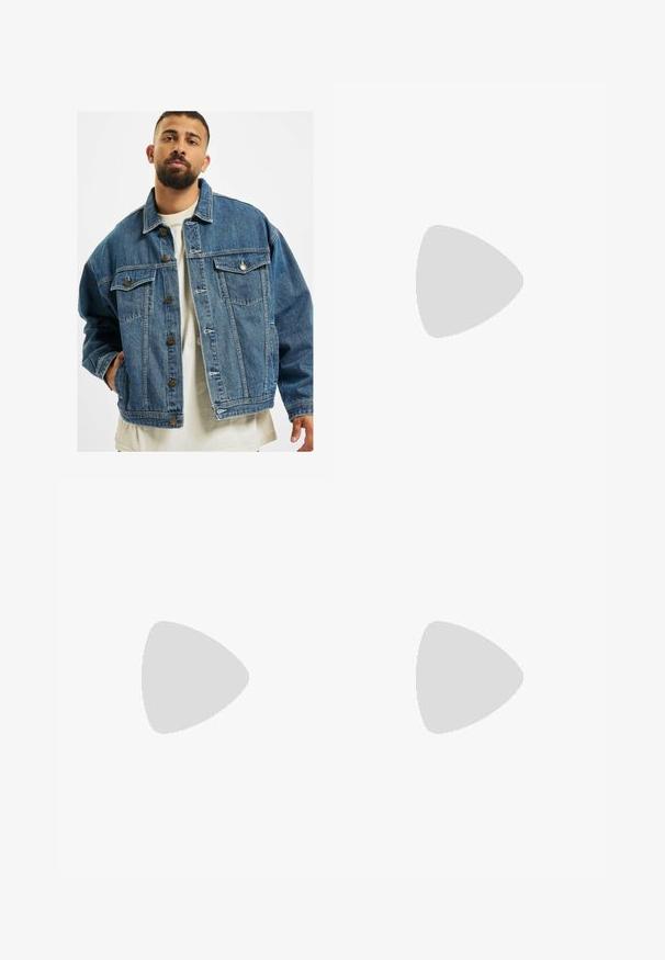 ecko unltd. Teksajakk - denimblue; Nike musta mustast puuvillast T-särk klassikalise ümmarguse kaelusega, lühikeste varrukatega ja õrna, reljeefse logoga rinnal. Sile tekstuur.; Mustad lühikesed püksid, millel on paelaga vöökoht, kerge kangas, mis on sileda tekstuuriga ning lihtne disain ilma nähtavate logode või mustriteta.; Mustad mustad jooksukingad, millel on tekstureeritud kangas ja kummist tallad, elastsed nöörid ning sinine aksent kandadel. Kandmine heledate teksadega.