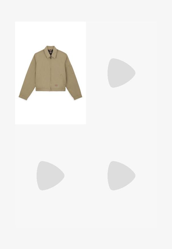 Khaki bomberska jakna z zadrgo spredaj, s koničastim ovratnikom, stranskimi žepi in žepom na levi rokavu; izdelana iz trpežnega bombažnega blaga.; Olivno zelena pletena jopica s krojem na okroglo, dolgimi rokavi in ribanim robom. Ima skrajšan dizajn s mehkimi, teksturiranimi zaključki.; Črne široke hlače iz bombaža, ki imajo visok pas, pet žepov in kovinsko gumbasto zapiranje. Gladka tekstura in brez vidnih vzorcev.; Rjave usnjene čolnarske čevlje z zlatimi očesi, okroglicami in teksturiranim rjavim gumijastim podplatom. Ima šivano podrobno obdelavo in dvignjen logotip.