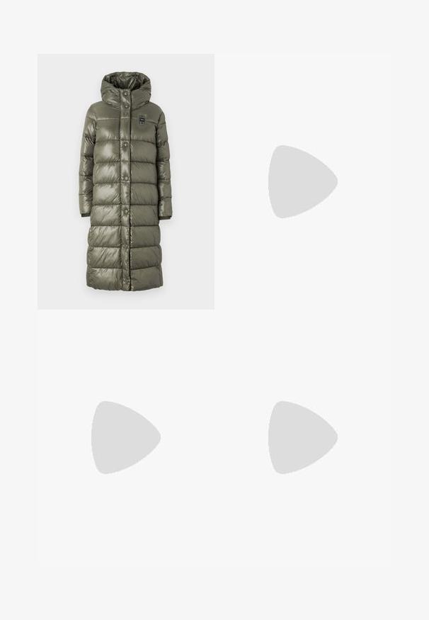 Blauer BELLEVUE - Zimní kabát - verde pigna/beige; Bílý bavlněný tričko s kulatým grafickým logem a potiskem zvířecího vzoru v černé a šedé barvě. Krátké rukávy a volný střih.; Záhybová bílá sukně s černým elastickým pasem s logem "LACOSTE". Suška je střední délky a má jemnou texturu.; Bílé kožené tenisky s tlustou bílou podrážkou, černým semišovým akcentem na patě a vyraženým logem na boku. Šněrovací design se šesti očka.