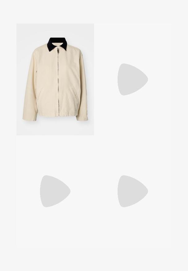 Weekday BELLE WASHED JACKET - Viegla jaka - dusty beige; Divi īsām piedurknēm T-krekli melnā un baltā krāsā. Izgatavoti no gludas kokvilnas, ar klassisku apaļu kakla izgriezumu un regulāru piegriezumu.; Baltas denims ar taisnu kāju dizainu, piecu kabatu stilu un varš apdari. Neapstrādāts piegriezums potītēs.; Baltas sporta apavu modelis ar elpojošu acs augšdaļu, teksturētām akcentēm un mīkstu zoli. Aprīkoti ar ātru sašūšanas sistēmu ērtai pielāgošanai.