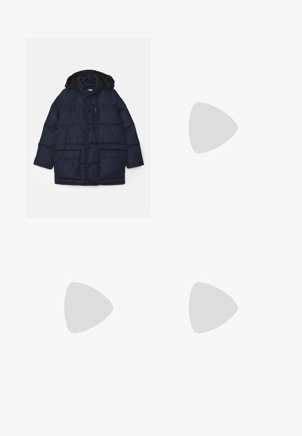 Giacca puffer blu navy con cappuccio, chiusura a bottoni a scatto, tasche laterali e tasca sul petto con zip. Realizzata in materiale liscio e isolato.; Maglione a collo alto in maglia grigia chiara, con polsini a costine e con motivi a treccia texture lungo la schiena e i lati.; Pantaloni beige a gamba larga realizzati in tessuto a maglia testurizzata, con vita regolabile e vestibilità comoda.; Stivali Chelsea in suede marrone con pannelli laterali elastici e una suola piatta spessa e testurizzata. Presentano un'etichetta sul tallone per facilitare l'indossamento.
