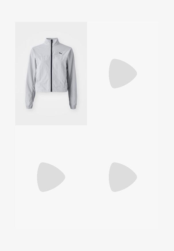 Giacca a vento grigio chiaro con colletto alto, zip frontale completa e polsini elasticizzati. Presenta un logo nero sul lato sinistro superiore.; T-shirt bianco a maniche corte e girocollo, realizzato in cotone morbido, con un design semplice e pulito, privo di motivi o dettagli visibili.; Pantaloni neri leggeri con vita elastica e caviglie arricciate. Il tessuto è liscio e presenta un design rilassato e affusolato.; Scarpa Mary Jane in pelle nera con punta arrotondata, dettaglio a fiocco e cinturino alla caviglia regolabile. Presenta una suola in gomma spessa con accenti curvi.