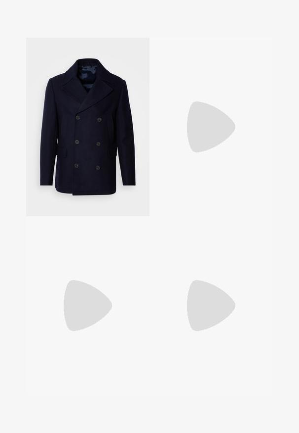 Isaac Dewhirst NEW SHORT PEACOAT SIDE ENTRY - Chaqueta de entretiempo - navy; Dos camisetas de manga corta: una de color negro sólido y otra blanca con rayas verticales negras. Ambas tienen cierre de botones y un cuello clásico.; Pantalones de mezclilla negra con corte recto, diseño de cinco bolsillos y cierre frontal con botón. Textura suave con detalles de costura mínimos.; Mocasines de cuero negro con punta redonda, que cuentan con un diseño cosido, suela de plataforma baja y una suela de goma texturada y con tacos.