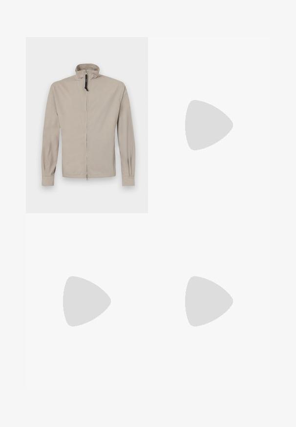 Beige letvægtsjakke med høj krave, lynlås foran, lange ærmer og elastiske manchetter. Glat tekstur, minimalistisk design uden mønstre.; Sort bomulds T-shirt med rund hals, korte ærmer og en hvid logo print på venstre bryst. Simpelt, ensfarvet design.; Grå skræddersyede bukser lavet af tekstureret stof, med to frontplicer og lige ben-design. Ingen synlige lommer eller udsmykninger.; Sort læderloafer med en blank finish, rund tå, subtile syninger og en tyk gummisål for holdbarhed.