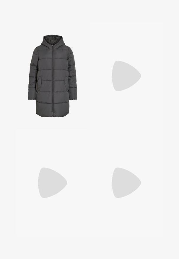 Chaqueta acolchada gris con capucha, cremallera frontal, diseño de costuras horizontales, dos bolsillos laterales y diseño de longitud media.; Bodysuit negro de manga larga, con un escote en V de malla y detalle fruncido en los hombros. Tejido suave con una forma ajustada.; Noisy May NMJANNEL LOOSE - Vaqueros boyfriend - black denim; Zapatos de piel negra con punta redondeada, tacón grueso y bloque, y acentos elásticos en los laterales, combinados con unos pantys oscuros y una falda negra con una abertura.; Pendientes de aro plateados con un diseño minimalista. Forma circular, textura suave y perfil delgado. Livianos con un acabado pulido.