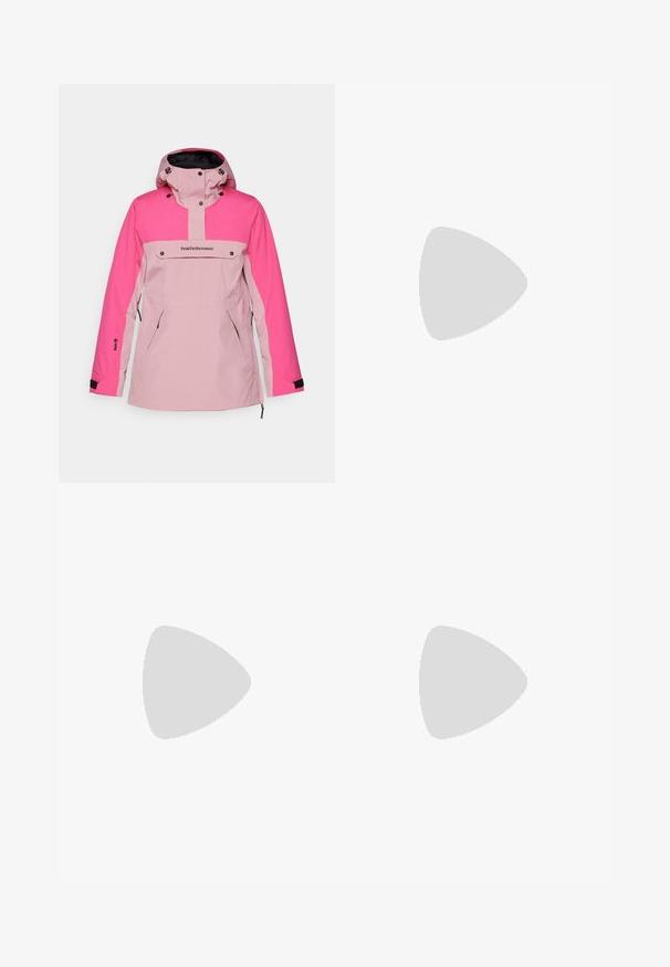 Peak Performance ANORAK - Snowboardová bunda - bitter root/beetroot purple; Čierne tričko s krátkym rukávom vyrobené z hladkej tkaniny, s okrúhlym výstrihom a voľným strihom. Obsahuje bočné rozparky pre väčšie pohodlie a priedušnosť.; Športové nohavice Nike v tmavo sivej farbe, s členeným strihom na nohaviciach, elastickým pásom a akcentovanými detailmi pri manžetách.; Čierne bežecké topánky Nike s priedušnou sieťovinou, bielym logom s symbolom swoosh, textúrovanými detailmi a krémovou ZoomX medzipodrážkou.