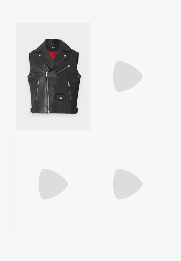 Zwarte leren vest met brede kraag, meerdere ritsen en zilverkleurige hardware. Rode voering zichtbaar aan de binnenkant; bevat een voorzak met drukknoopsluiting.; Zwart T-shirt met korte mouwen gemaakt van zachte katoen, met een ronde halslijn en een eenvoudig ontwerp zonder patronen of accenten.; Blauwe hoge taille wijde spijkerbroek met voorzakken, riemlussen, knoopsluiting en klein Adidas-logo op de rechterdij.; Zwart-witte sneakers met een bovenwerk van suede en leer, voorzien van drie witte strepen, een geperforeerde neus en een rubberen gumzool.