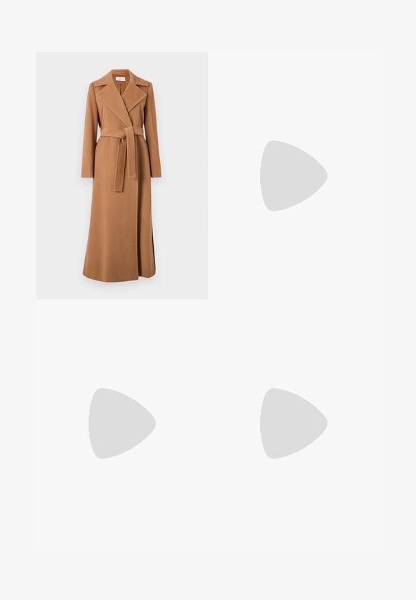 Marella CAPPA - Klassisk frakke - cammello; Filippa K BRAID - Striktrøje - black; Sorte bukser lavet af glat stof, der har høj talje, brede ben, frontfolder og klassiske bælteløkker. Ingen synlige sidelommer.; Sort læder ankelstøvle med spids tå og et strømlinet design. Har en lav hæl og en lynlås lukning bagpå. Glat tekstur.