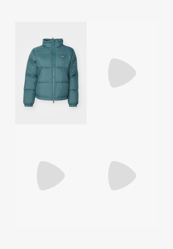 Τελαεα μπουφάν με ψηλό γιακά, φερμουάρ, ελαστικούς καρπούς και λογότυπο. Το υλικό έχει απαλή, ελαφριά υφή.; Λευκό βαμβακερό μπλουζάκι με χαλαρή εφαρμογή, κοντά μανίκια, και ένα μικρό κεντητό λογότυπο στην αριστερή περ�ιοχή του στήθους.; Μπεζ βαμβακερό παντελόνι σε φαρδιά γραμμή με λεία υφή, διαθέτοντας μπροστινές τσέπες και ασημένιο κουμπί στη μέση.; Ανοιχτά γκρι σουέτ αθλητικά παπούτσια με τρεις λιλά ρίγες, σόλα από καουτσούκ, επίπεδες κορδόνια και λευκές ριμπ σόκες. Σε μπλε φόντο.