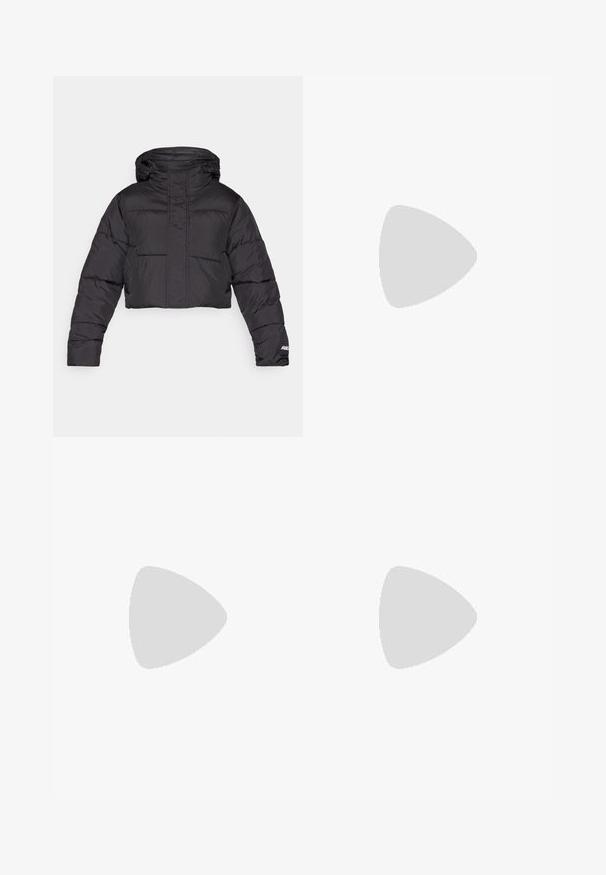 Veste matelassée noire courte avec capuche, arborant un design matelassé, des poignets élastiques et un logo discret sur la manche.; Débardeur noir avec de fines bretelles et un design croisé dans le dos. Fabriqué en matériau doux et extensible avec une silhouette ajustée.; Pantalon de survêtement noir avec une coupe évasée, une taille élastique et des poches latérales. Fabriqué en tissu doux sans motifs ni accents visibles.; Baskets de sport gris clair avec un dessus en maille texturée, accents vert menthe, lacets blancs, semelle en caoutchouc et une languette au talon.