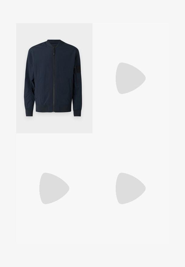 Μαύρη μπomber jacket με φερμουάρ μπροστά, ραμμένες μανσέτες και στρίφωμα, πλαϊνές τσέπες και υφασμάτινη λεπτομέρεια στη μανσέτα. Μαλακή υφή υφάσματος.; Λευκό κοντομάνικο μπλουζάκι φτιαγμένο από μαλακό βαμβάκι, με στρογγυλή λαιμόκοψη και λεπτομέρεια με ανάγλυφο λογότυπο στο αριστερό στήθος.; Μαύρο βαμβακερό παντελόνι με στενή γραμμή, διαθέτει δύο πλάγιες τσέπες και κούμπωμα με κουμπί στο μπροστινό μέρος. Υφασμάτινη επιφάνεια με διακριτές λεπτομέρειες.; Μαύρη δερμάτινη λοφάρα με λείο φινίρισμα, που διαθέτει ραμμένο σχέδιο και διακοσμητική μεταλλική αλυσίδα πάνω από το μπροστινό μέρος. Χαμηλή φτέρνα.