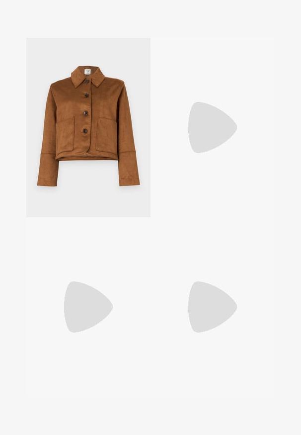 Abercrombie & Fitch Vegan Suede Button-Through Jacket - Veste mi-saison - tannin; T-shirt en coton noir à manches courtes, col rond et coupe ample. Design uni sans motifs ni embellissements.; Jean en denim bleu foncé à taille haute, avec poches avant et jambes évasées larges, présentés à plat sur un fond blanc.; Escarpins en cuir verni noir avec bout pointu et talon bloc géométrique. Présente un design élégant et minimaliste ainsi qu'une texture lisse.; Sac à main en cuir noir avec une fermeture rabat, quincaillerie en argent, deux poches avant, surpiqûres contrastantes et une bandoulière amovible.