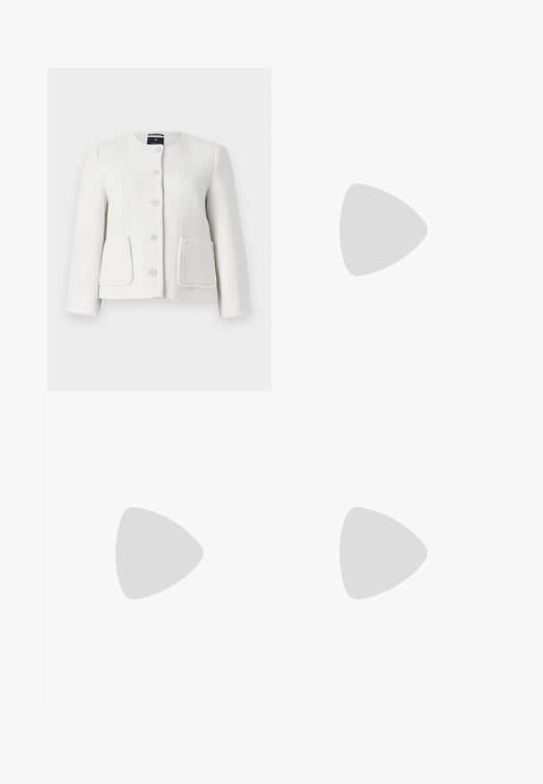 Weiß strukturierte Jacke mit rundem Halsausschnitt, fünf Knöpfen und zwei Fronttaschen. Beachten Sie die ausgefransten Kanten rund um die Taschenöffnungen und die Ärmel.; Weißes Kurzarm-T-Shirt aus leichtem Baumwollstoff. Hat einen runden Halsausschnitt und umgeschlagene Ärmel. Rotes Logo-Tag am Kragen.; Helle blaue, weite Jeanshosen mit elastischem Bund. Angenehme Textur ohne sichtbare Muster oder Verzierungen.; Braune Ledersandale mit dünnem Riemendesign, ausgestattet mit einer goldfarbenen Schnalle und einer flachen schwarzen Sohle mit Zickzackkante.