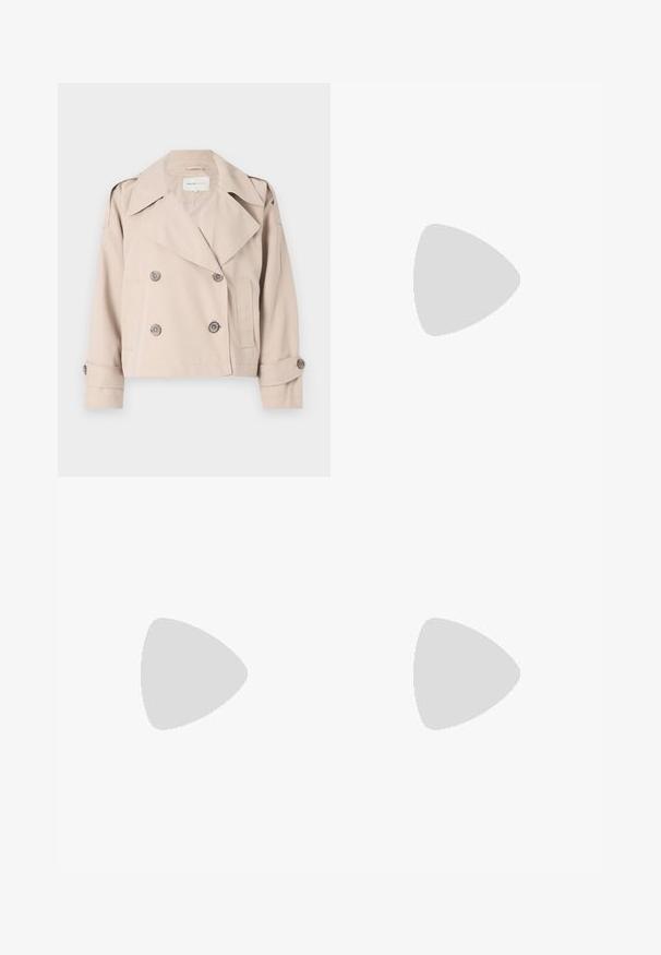 Beige kort trenchcoat med dobbeltbrystet knappelukking, brede revers og rullede mansjetter. Glatt tekstur, minimalistisk design.; Svart av-skulder topp laget av mykt elastisk stoff. Har korte ermer og en tettsittende silhuett. Enkel, sømløs design.; Svart vide bukser med teksturert stoff, elastisk midje og avtagbart belte som gir justerbar passform.; Sorte åpen tå hælsandal med kryssede stropper, justerbar ankelstropp og kraftig hæl, med en jevn lærtekstur.; Svart håndveske med strukturert form, jevn tekstur og metallisk lås. Kombinert med brede svarte bukser og sandaler med åpen tå på tregulv.