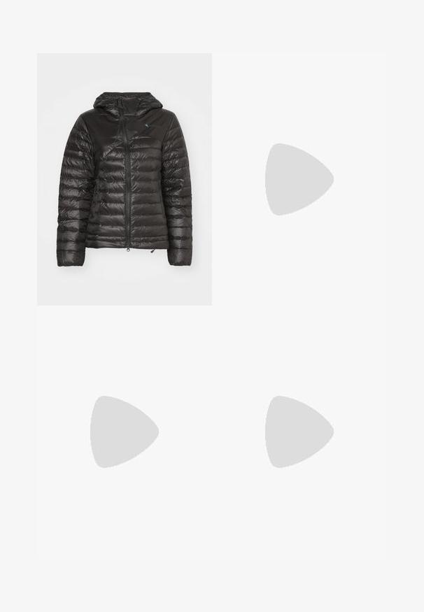 Mustapuffer-takki hupulla, jossa on tikattu muotoilu, vaakasuorat rummukkeet ja vetoketjullinen etuosa. Valmistettu kevyestä, kiiltävästä materiaalista.; The North Face SHADOW SHORT SLEEVE - Tekninen t-paita - white dune; Columbia BREA FALLS™ COTTON RIPSTOP PANT - Ulkohousut - black; Mustat urheilujalkineet, joissa on teksturoitu nahka- ja kangasosa, kuviollinen pohja, vahvistettu varvasosa ja säädettävä nauhoitusjärjestelmä.