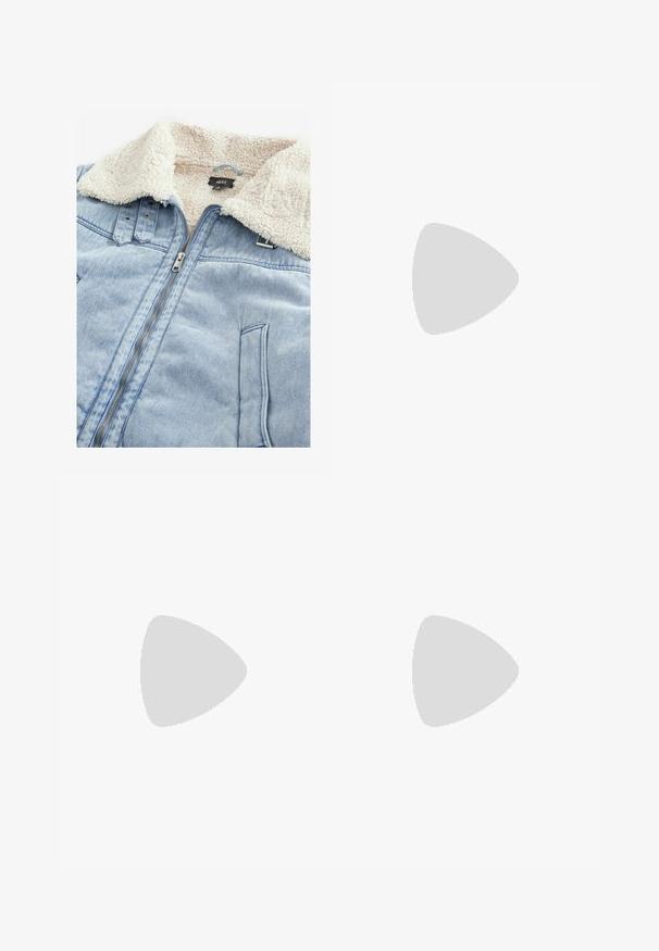 Jeansjack met een sherpa-gebufferde kraag, lichtblauwe kleur, voorrits en zakdetails. Etiket zichtbaar in het kraaggebied.; Korte mouwen polo shirt in kastanjebruin en crèmekleurige strepen met lichtblauwe accenten, met een kraag en knoopsluiting. Zacht gebreide stof.; Bruin gestreepte cropped vest en uitlopende broek, met knopen en een gestructureerde stof. Zwarte open teen schoenen en oversized zonnebril.; Bruine leren botenschoenen met een stevige bruine rubberen zool, gouden ogen en contraststiksels. Heeft een logo aan de zijkant.