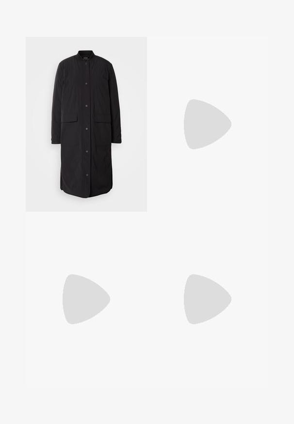 Fekete hosszú kabát, kerek nyakkal, elöl patentgombokkal, két zsebbel és textúrált anyagból készült, egyenes sziluettel.; Fekete ujjatlan felső, puha, rugalmas anyagból készült. Kerek nyakkivágással és széles vállpántokkal rendelkezik, testhezálló szabású és sima textúrájú.; Krém színű virágos csipke midi szoknya; réteges kialakítással, áttetsző részekkel, texturált csipkével és bővülő szegéllyel rendelkezik.; Fekete bőr ballet cipők hegyes orral, állítható pánttal és alacsony sarokkal; sima textúrával és minimalista dizájnnal.; Ez egy ezüst fülbevaló, sima felülettel, amelyen apró arany díszítőelemek találhatók. Kerek formájú és a fülcimpán viselik.