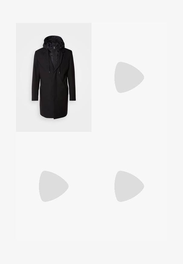 Svart kåpe med avtagbar polstret hette, glidelås-lukking, sidelommer og skreddersydd design. Jevn tekstur og rene linjer gjennom hele.; To korte ermer skjorter: en i ensfarget svart, en hvit med svarte vertikale striper. Begge har knappelukkinger og klassisk krage.; Sorte denimbukser med rett benklipp, fem-lomme design og frontknappåpning. Jevn tekstur med minimale sømdetaljer.; Sorte lærloafere med rund tå, med en syddesign, lav plattformsåle og en teksturert, ruggede gummisåle.