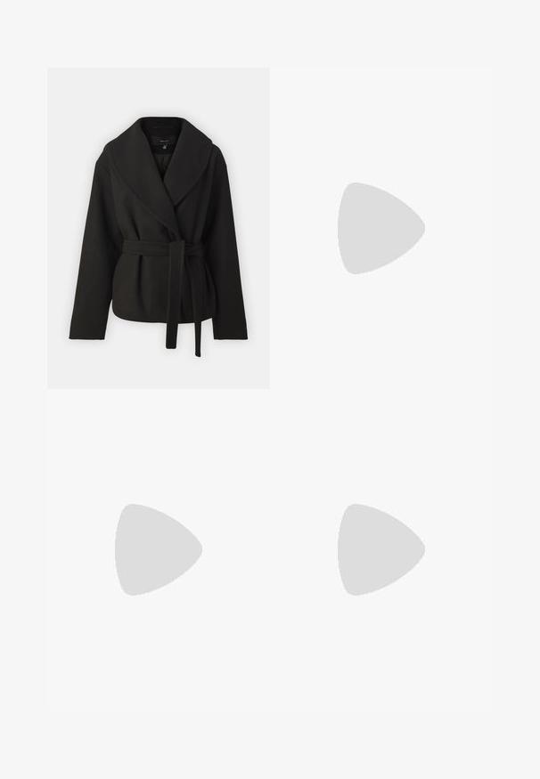 Vero Moda Tall VMANNE BERGEN JACKET - Viegla jaka - black; Trīs pieguļoši T-krekli baltā, pelēkā un melnā krāsā. Katram ir plaša izgriezuma kakla un īsas piedurknes. Izgatavoti no gluda, elastīga auduma.; Melnas izplešanās bikses, izgatavotas no elastīga auduma, ar augstu vidukli un gludu tekstūru. Bikses izvēršas no ceļa.; Melni kanvas augstpapēžu apavi ar baltām gumijas zolēm un auklām. Ievērojams aplis logotips sānos un kontrastējoša balta šuvums.