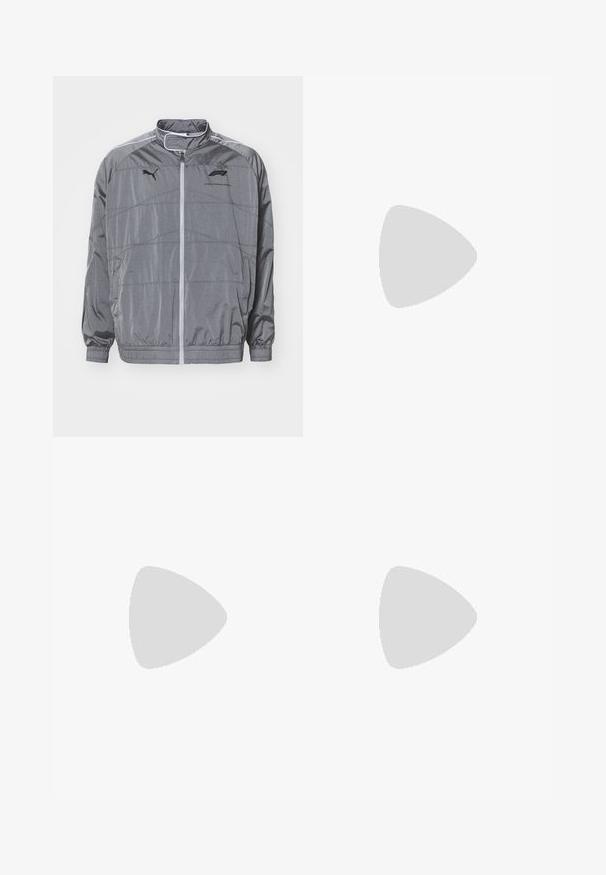 Graue Zip-Jacke aus glattem, leichtem Material. Verfügt über Designelemente, elastische Bündchen und einen Logo-Akzent auf der Brust.; Zwei kurzärmelige Hemden: eines ganz schwarz, das andere weiß mit schwarzen vertikalen Streifen. Beide verfügen über Knopfverschlüsse und einen klassischen Kragen.; Helle graue Jeanshose mit gerade geschnittenem Design, Fünf-Taschen-Stil und Knopfverschluss. Sichtbare Nähte entlang der Seitennähte.; Schwarze Lederloafer mit runder Zehenform, ausgestattet mit einem gesteppten Design, niedrigem Plattformsohle und einer strukturierten, genoppten Gummisohle.